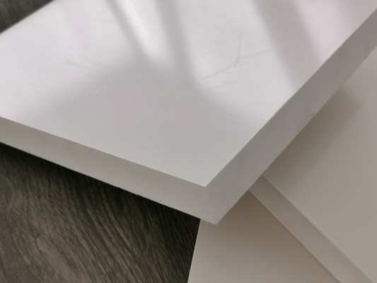 Ο αμόλυβδος πίνακας PVC Celuka 15mm αντικαθιστά το ξύλινο κοντραπλακέ για την κατασκευή των γραφείων