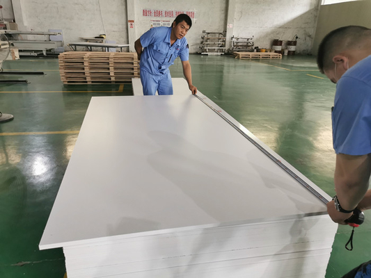 Ο αμόλυβδος πίνακας PVC Celuka 15mm αντικαθιστά το ξύλινο κοντραπλακέ για την κατασκευή των γραφείων